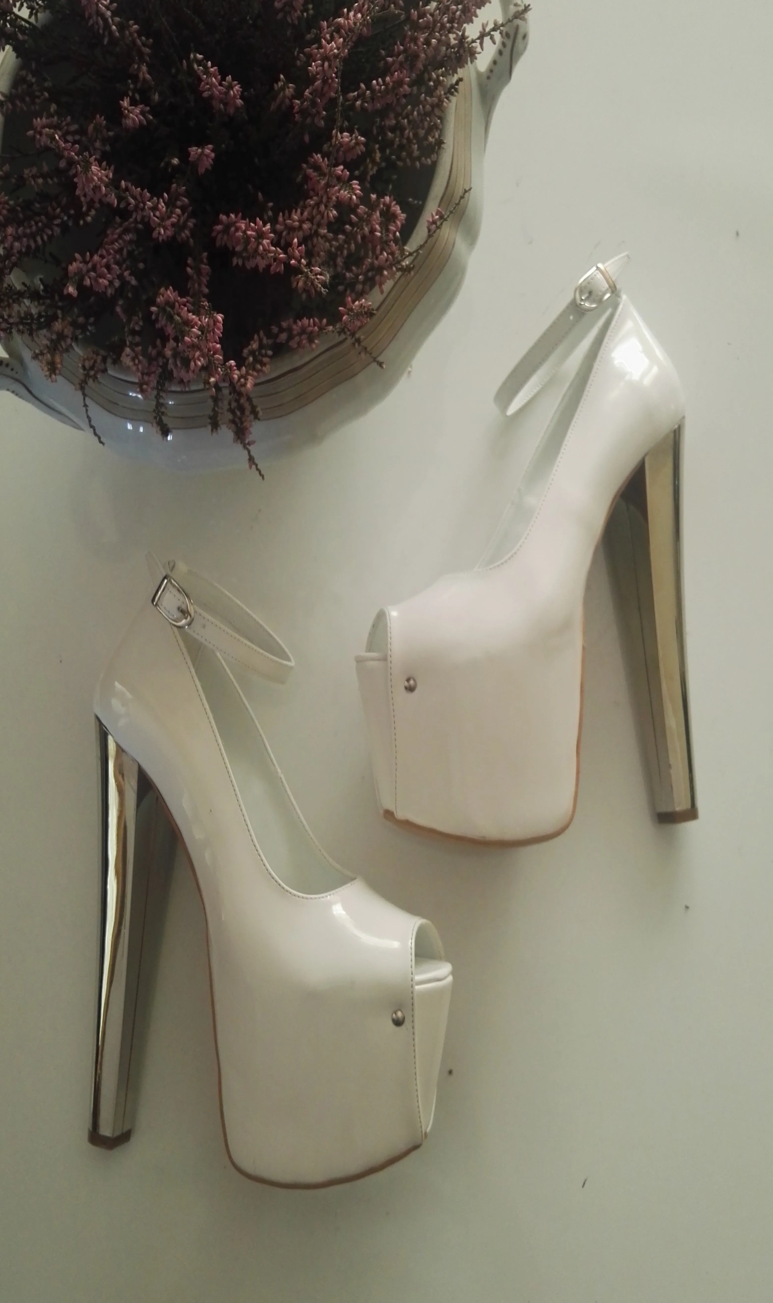 Cream Patent Leather 19 cm High Heel Shoes